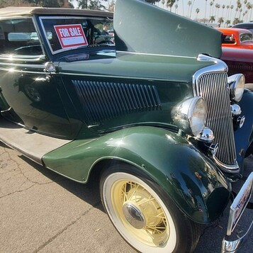 Zielony Ford cabriolet z 1934 roku na sprzedaż – przedwojenny kabriolet w błotnikach na żółtych drucianych kołach