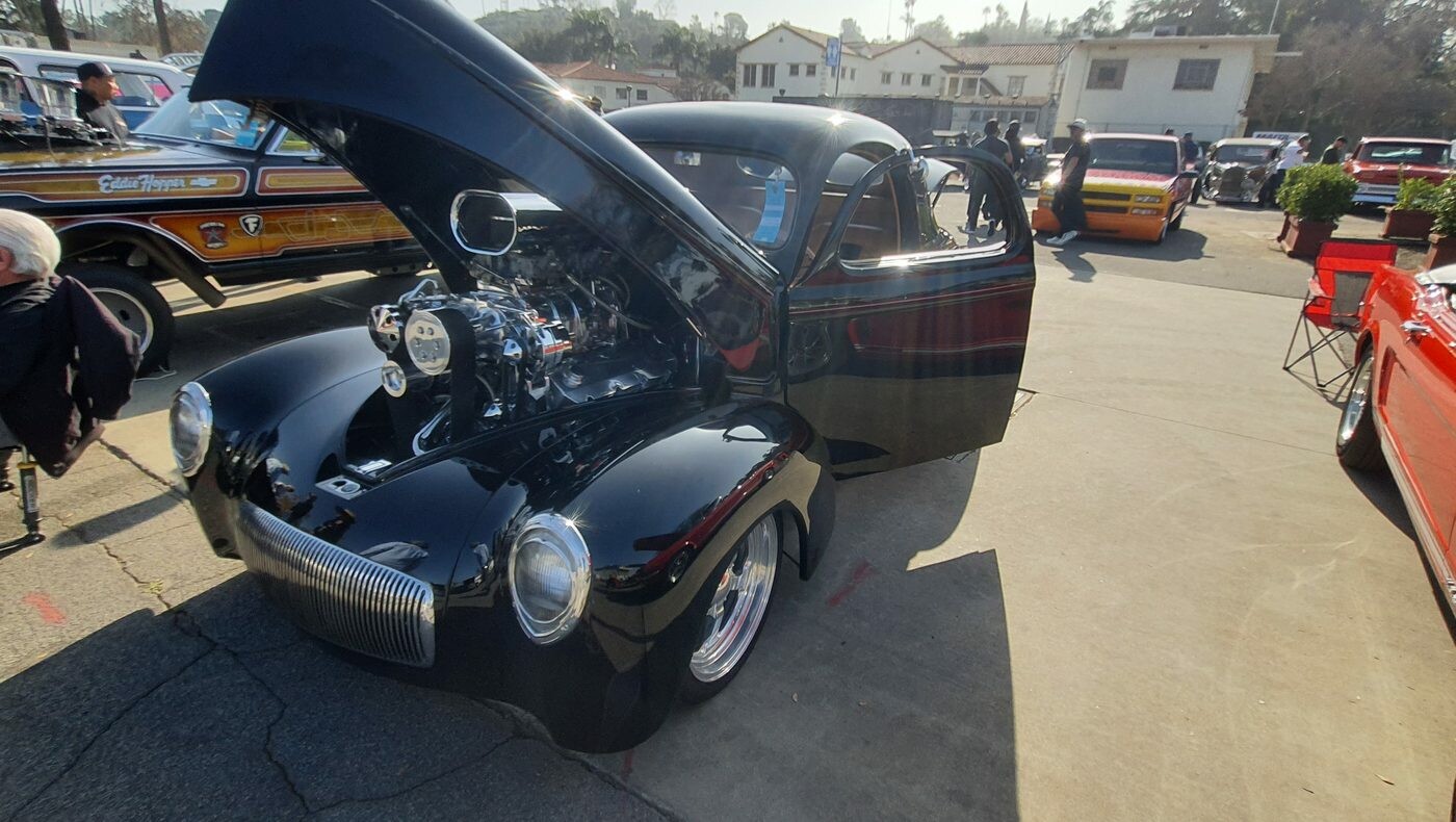 Czarny Willys coupe z 1941 roku z uchylną maską i kompresorem – legenda gasserów w wersji pro street