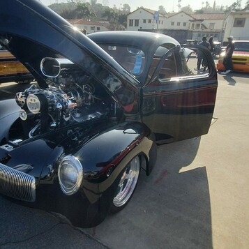 Czarny Willys coupe z 1941 roku z uchylną maską i kompresorem – legenda gasserów w wersji pro street