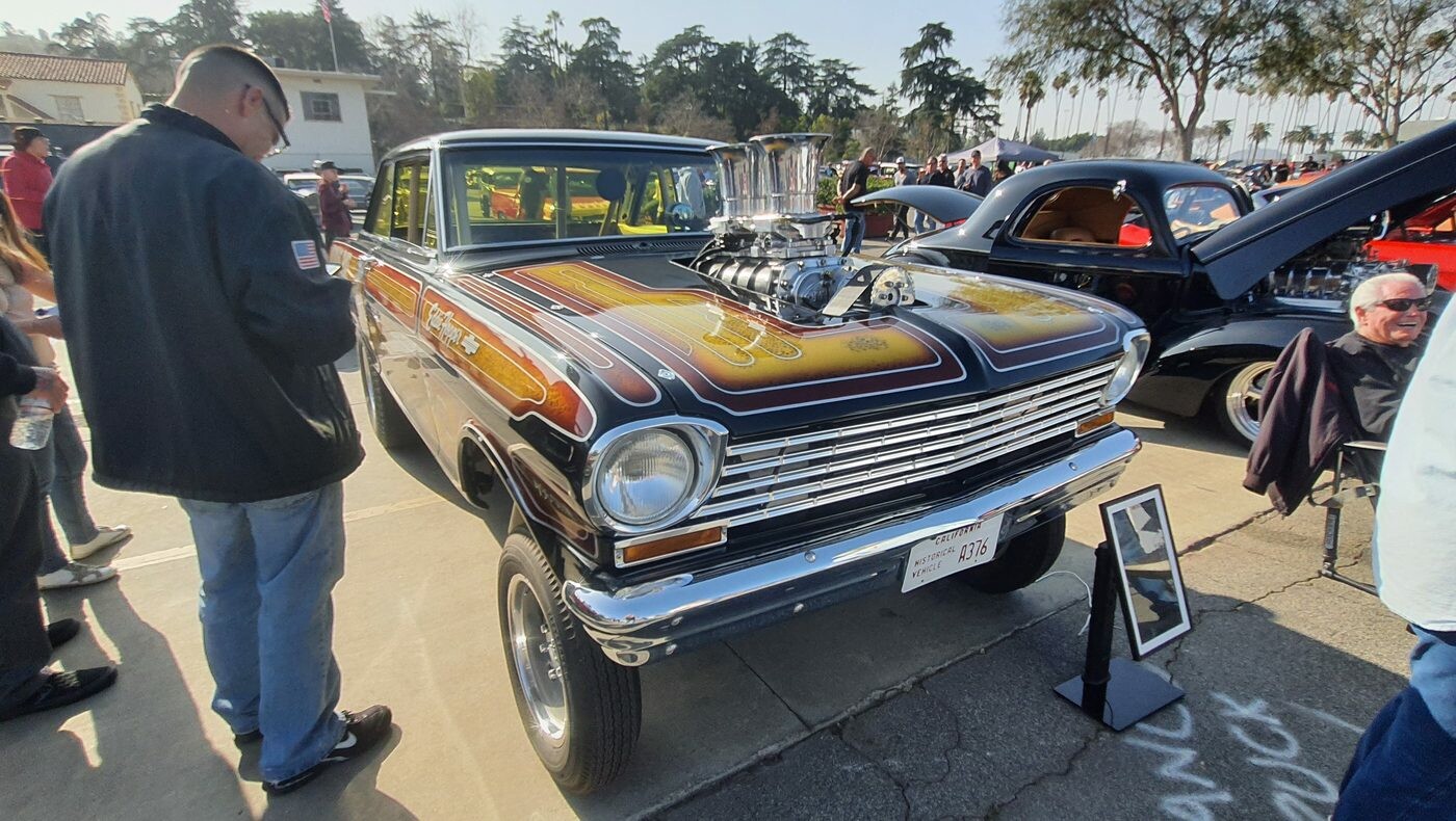 Chevrolet Chevy II Nova z 1963 roku jako gasser z kompresorem – lakier root beer ze złotymi pasami