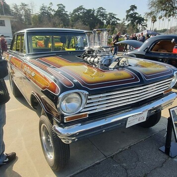 Chevrolet Chevy II Nova z 1963 roku jako gasser z kompresorem – lakier root beer ze złotymi pasami