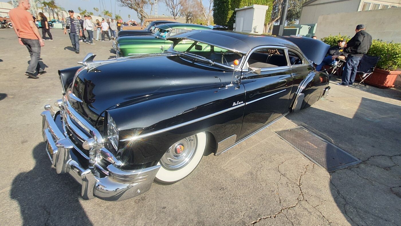 Czarny Cadillac Series 61 z 1950 roku – obniżony kustom z chromowaną atrapą i białymi ściankami