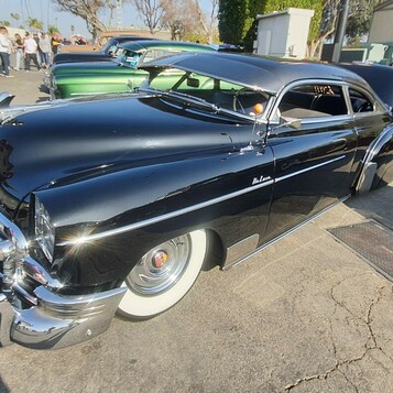 Czarny Cadillac Series 61 z 1950 roku – obniżony kustom z chromowaną atrapą i białymi ściankami