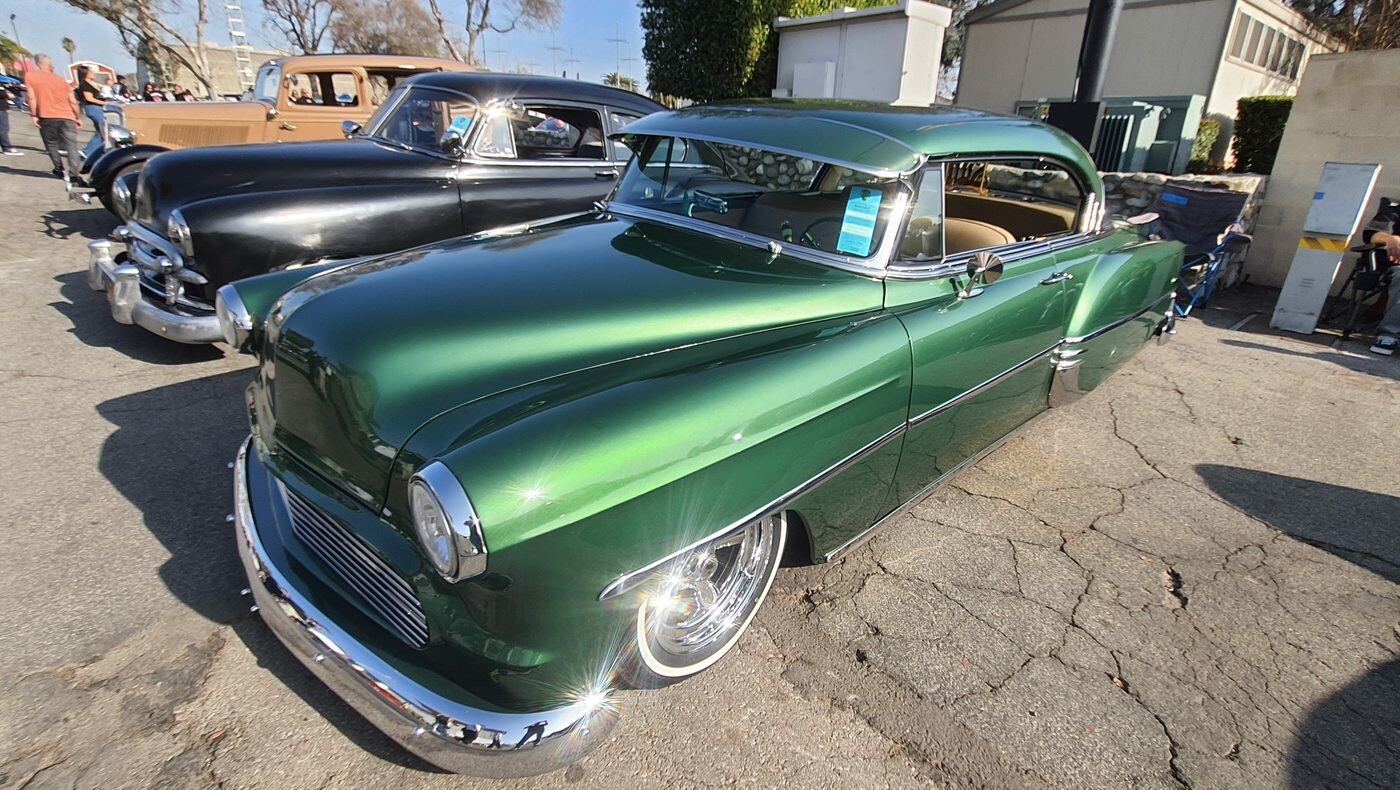 Zielony Chevrolet Bel Air z 1953 roku w dwóch odcieniach – hardtop kustom na białych ściankach
