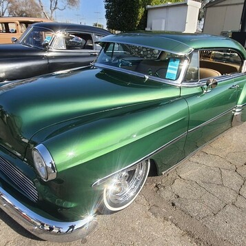 Zielony Chevrolet Bel Air z 1953 roku w dwóch odcieniach – hardtop kustom na białych ściankach