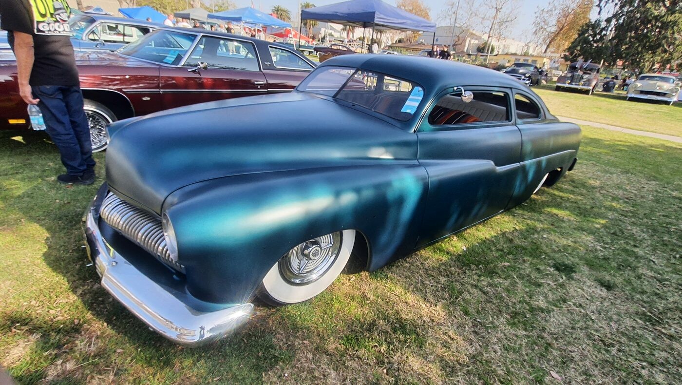 Satynowy turkusowy Mercury z 1950 roku chopped – lead sled z przodu i z tyłu w matowym wykończeniu