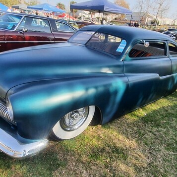 Satynowy turkusowy Mercury z 1950 roku chopped – lead sled z przodu i z tyłu w matowym wykończeniu