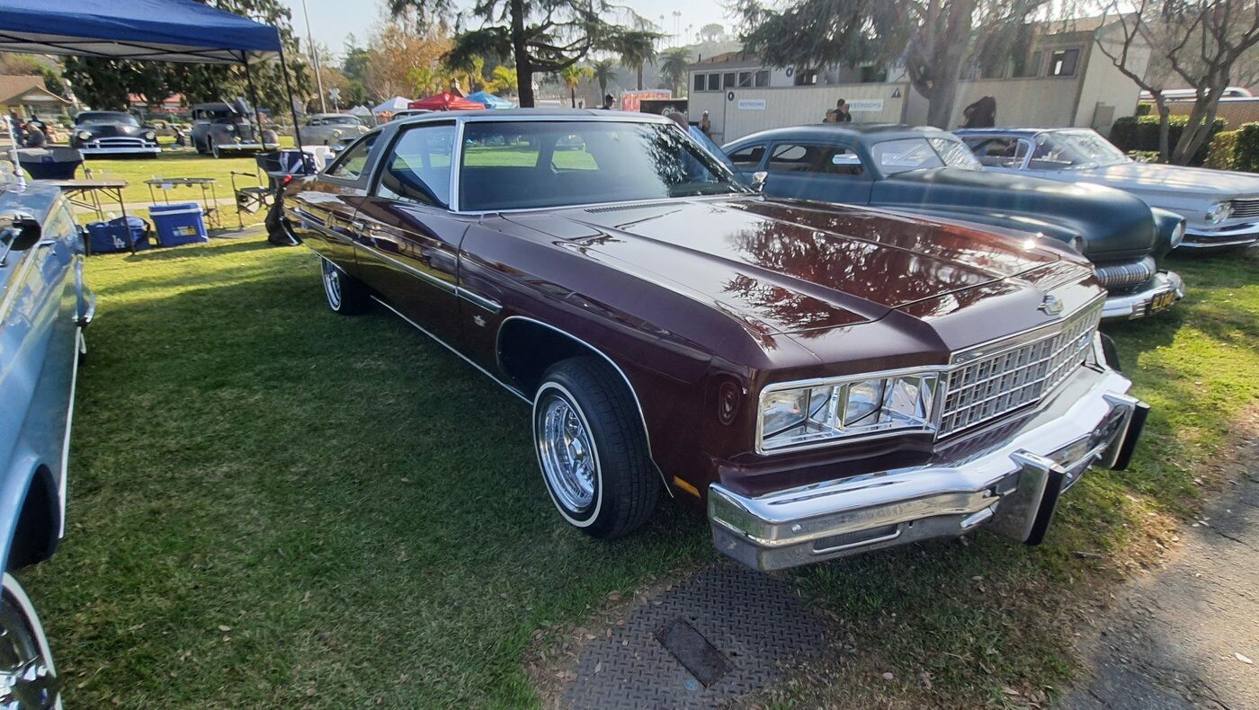 Bordowy Chevrolet Caprice Classic z 1976 roku – wielkie coupe z prostokątnymi reflektorami na drucianych kołpakach