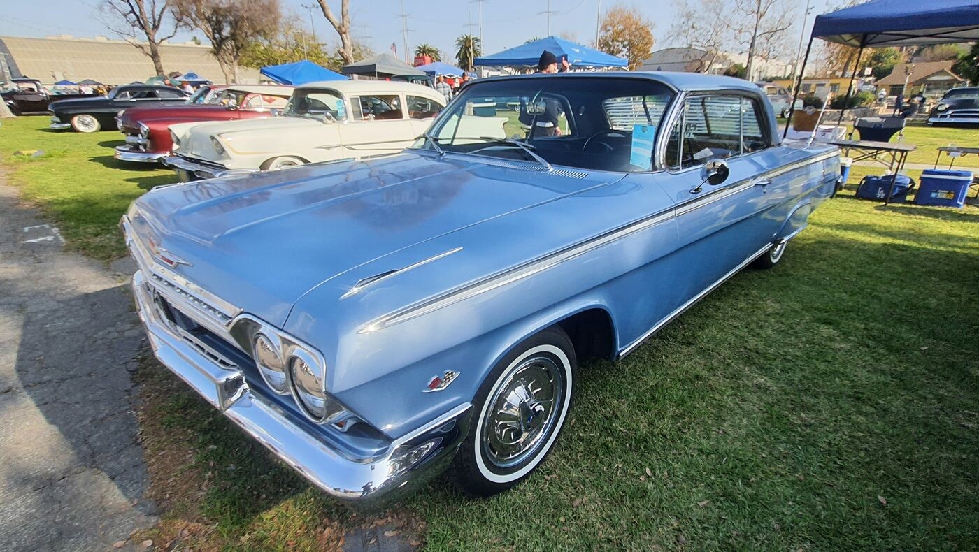 Błękitny Chevrolet Impala z 1962 roku – hardtop w fabrycznym błękicie na białych ściankach