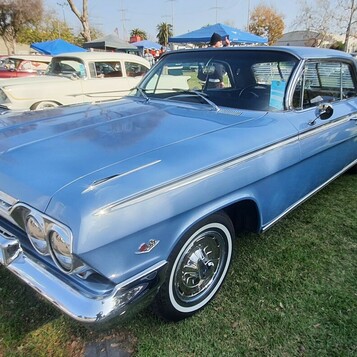Błękitny Chevrolet Impala z 1962 roku – hardtop w fabrycznym błękicie na białych ściankach