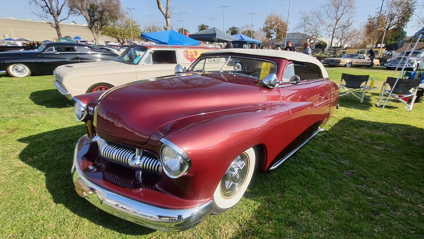 Bordowy Mercury z 1950 roku chopped z białym dachem – lead sled w lakierze candy na białych ściankach