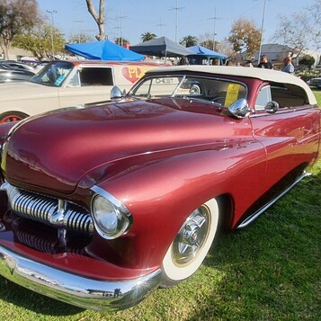 Bordowy Mercury z 1950 roku chopped z białym dachem – lead sled w lakierze candy na białych ściankach