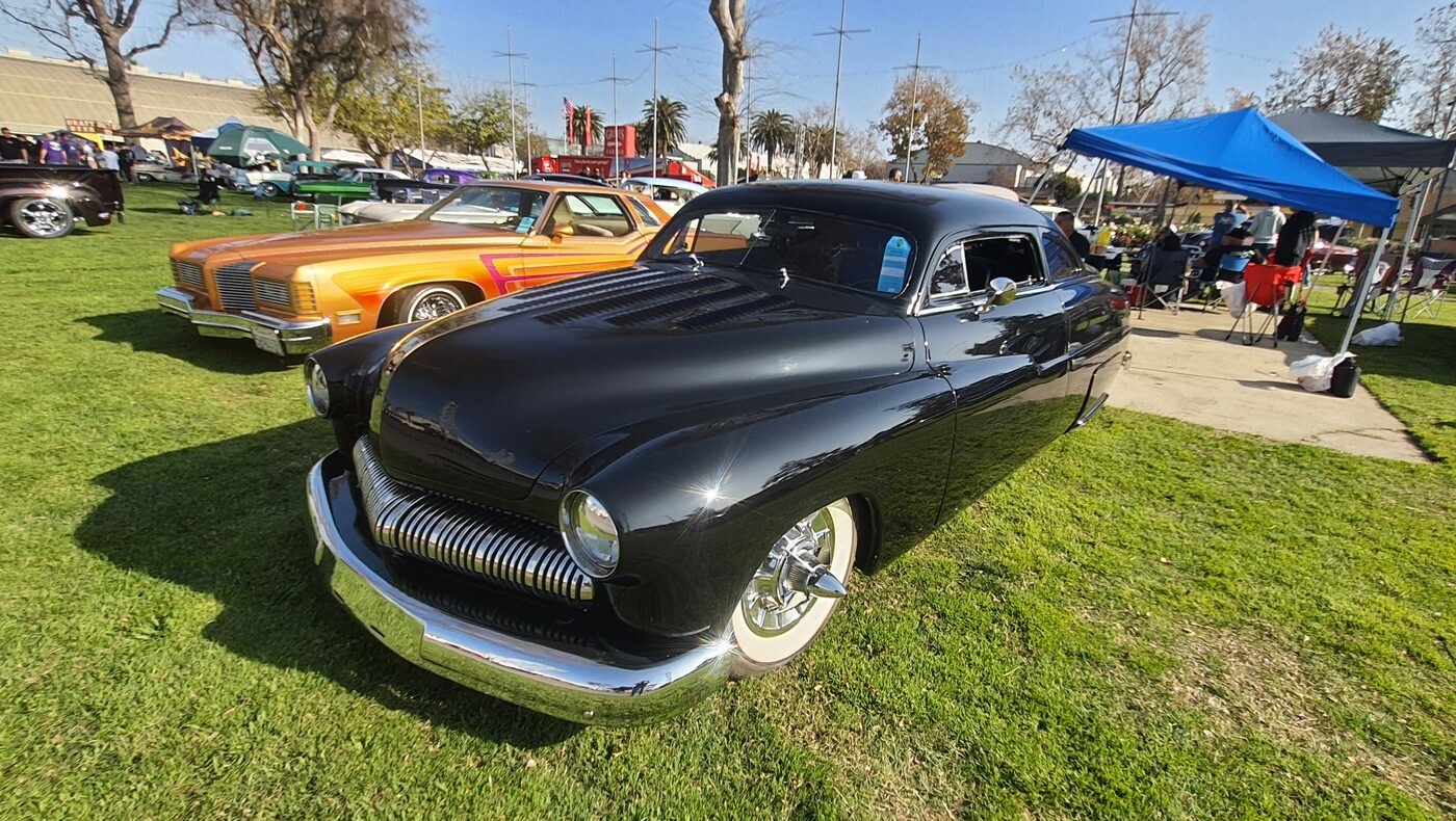 Czarny Mercury z 1950 roku chopped – lśniący lead sled z przodu i z tyłu na białych ściankach