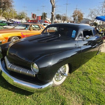 Czarny Mercury z 1950 roku chopped – lśniący lead sled z przodu i z tyłu na białych ściankach