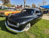 Czarny Mercury z 1950 roku chopped – lśniący lead sled z przodu i z tyłu na białych ściankach – zdjęcie 1