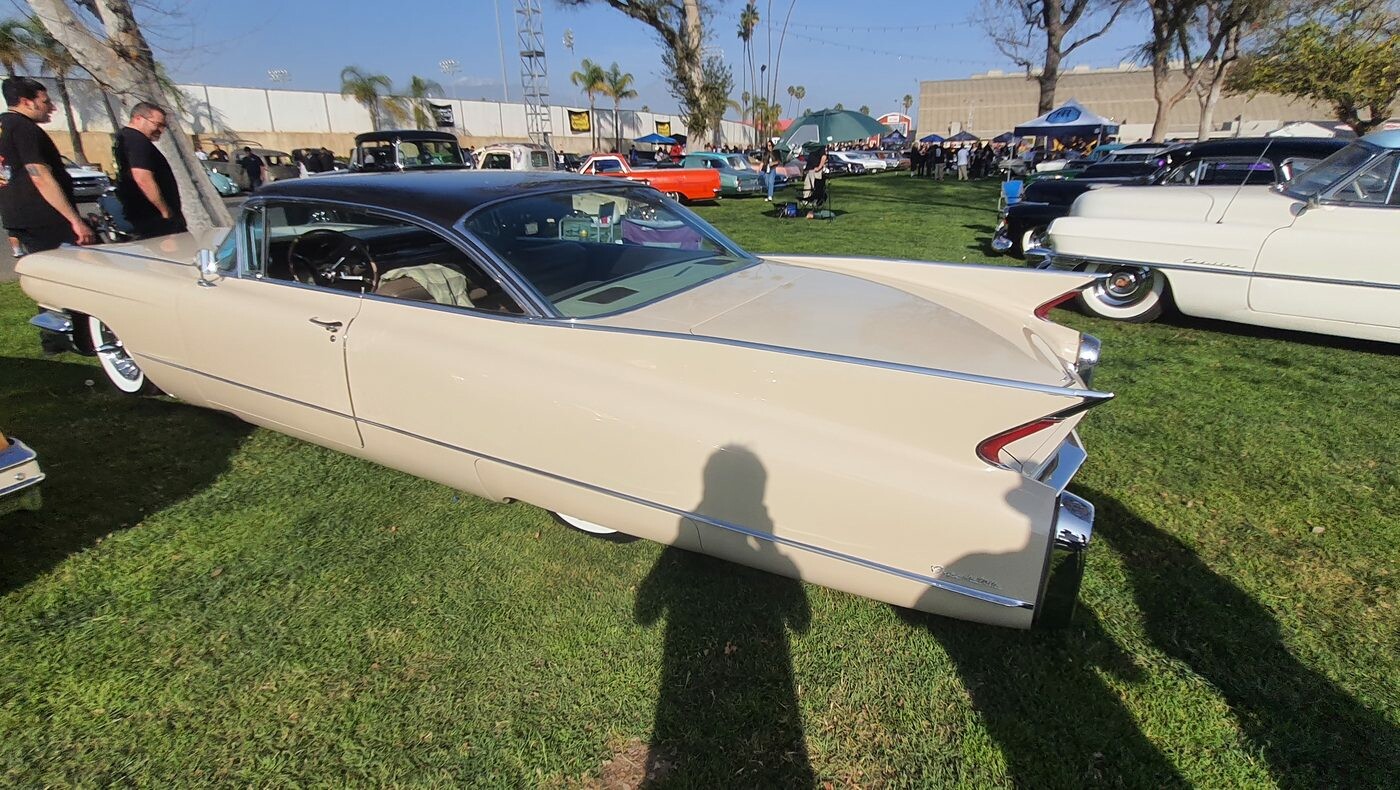 Kremowy Cadillac Coupe DeVille z 1959 roku – największe płetwy w historii, obniżone do trawy