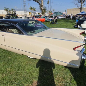 Kremowy Cadillac Coupe DeVille z 1959 roku – największe płetwy w historii, obniżone do trawy