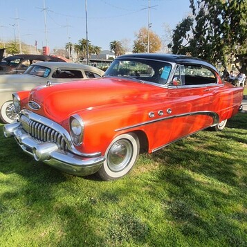 Czerwony Buick Special z 1953 roku – hardtop z zębatą atrapą i trzema ventiportami na białych ściankach