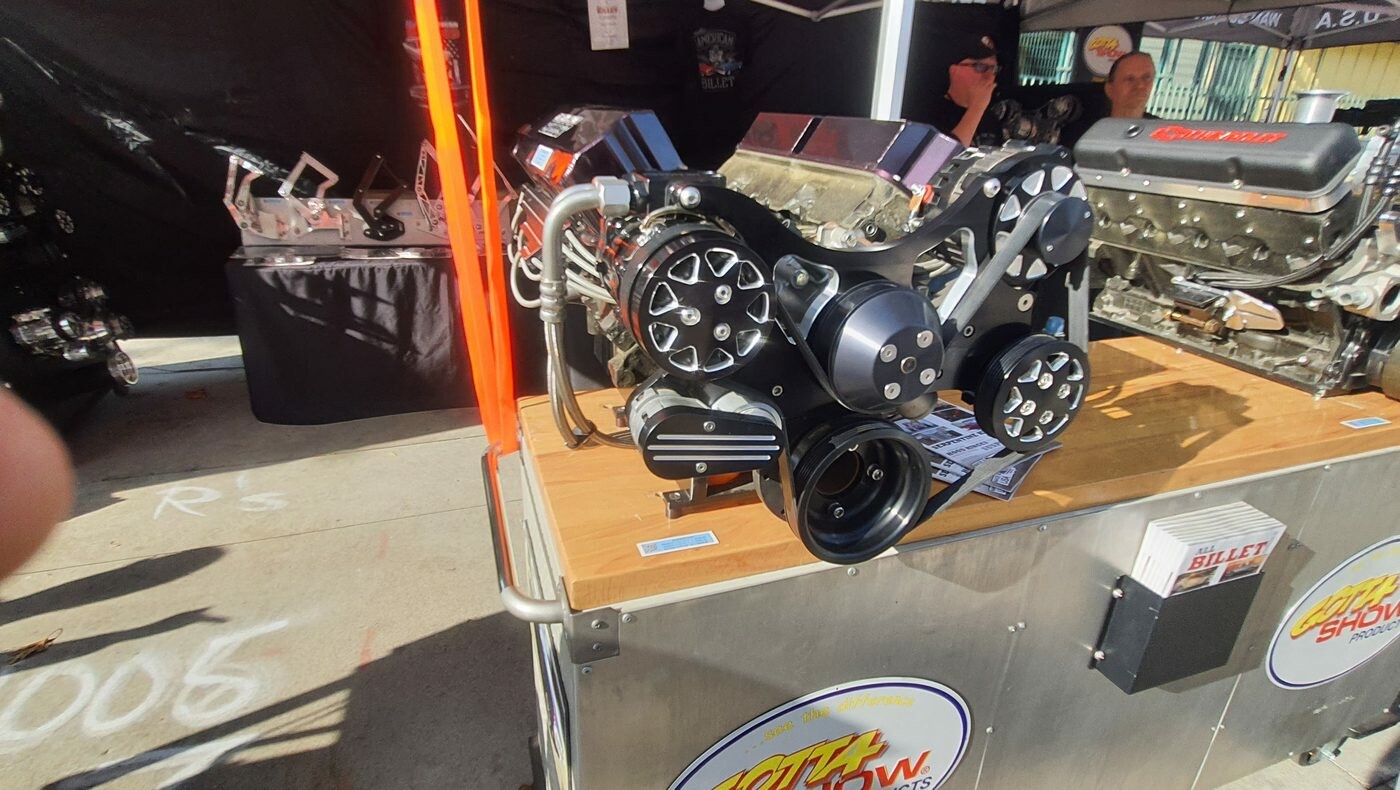 Silniki crate na stoisku zlotu – LS z paskiem serpentynowym i big block gotowe do wstawienia w hot roda