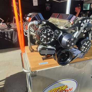 Silniki crate na stoisku zlotu – LS z paskiem serpentynowym i big block gotowe do wstawienia w hot roda