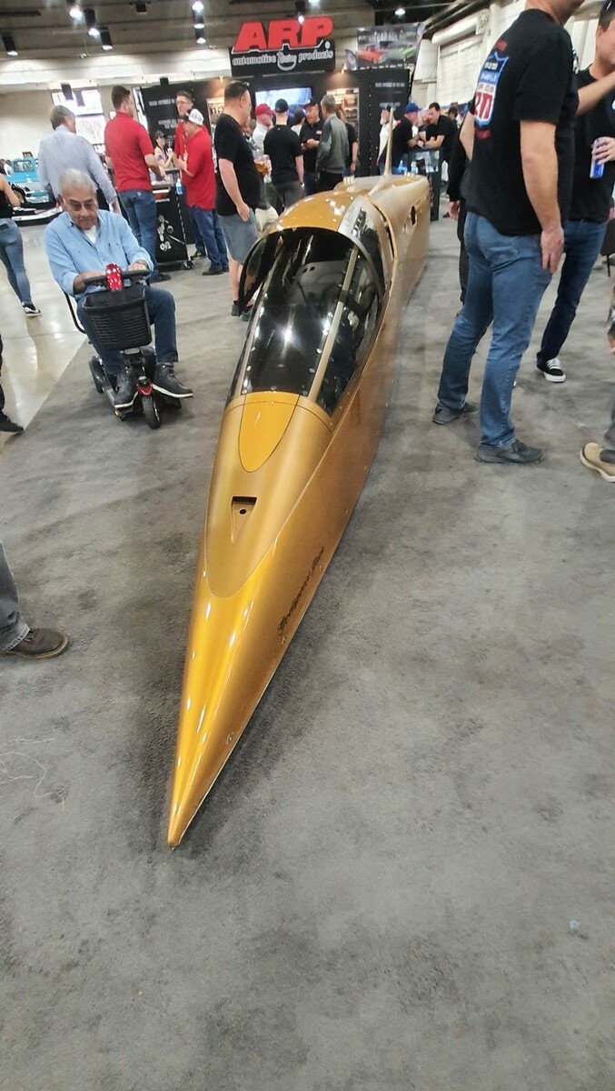 Złoty streamliner z Bonneville – auto do bicia rekordów prędkości na solnym jeziorze w hali zlotu