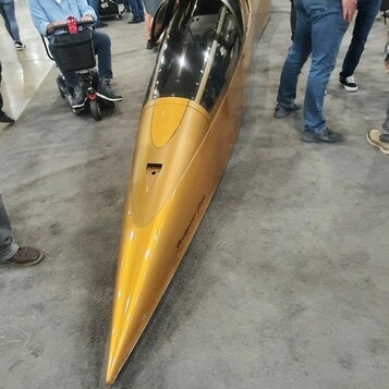 Złoty streamliner z Bonneville – auto do bicia rekordów prędkości na solnym jeziorze w hali zlotu