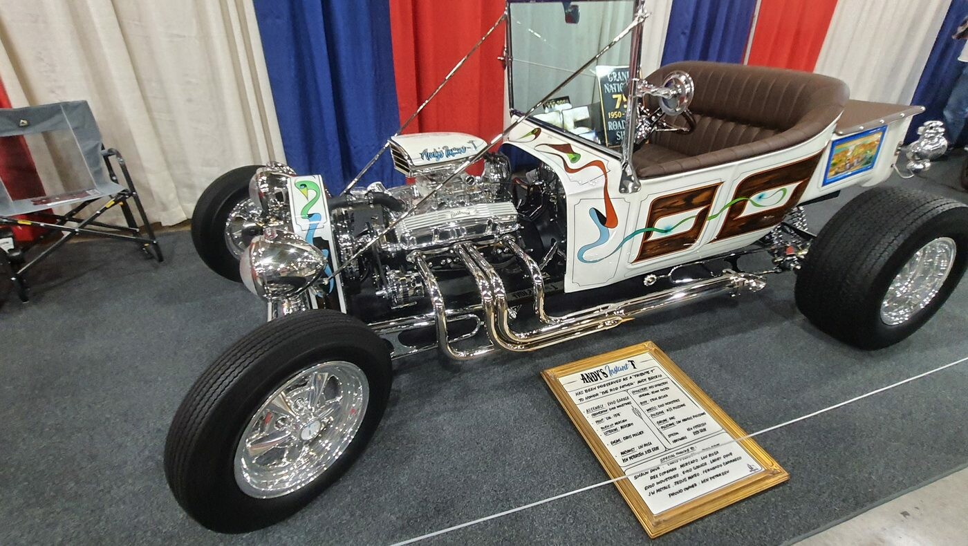Biały Ford Model T bucket z kompresorem i chromowanym silnikiem – T-bucket show rod z tabliczką specyfikacji