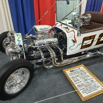 Biały Ford Model T bucket z kompresorem i chromowanym silnikiem – T-bucket show rod z tabliczką specyfikacji