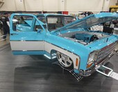 Błękitno-biały Chevrolet C10 square body z kompresorem – otwarta maska i drzwi na wystawie – zdjęcie 1