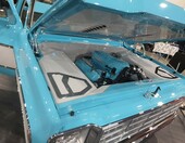 Błękitno-biały Chevrolet C10 square body z kompresorem – otwarta maska i drzwi na wystawie – zdjęcie 2