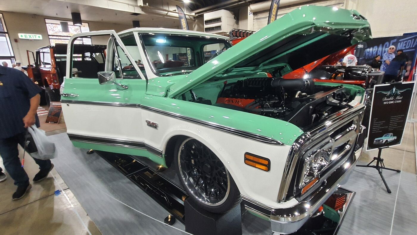 Miętowo-biały Chevrolet C10 z 1970 roku z otwartą maską – pickup w dwóch kolorach na czarnych felgach