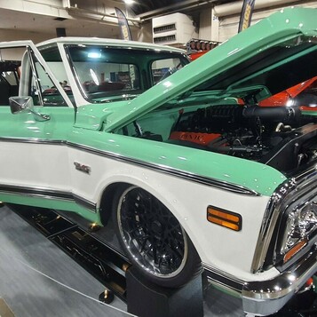 Miętowo-biały Chevrolet C10 z 1970 roku z otwartą maską – pickup w dwóch kolorach na czarnych felgach