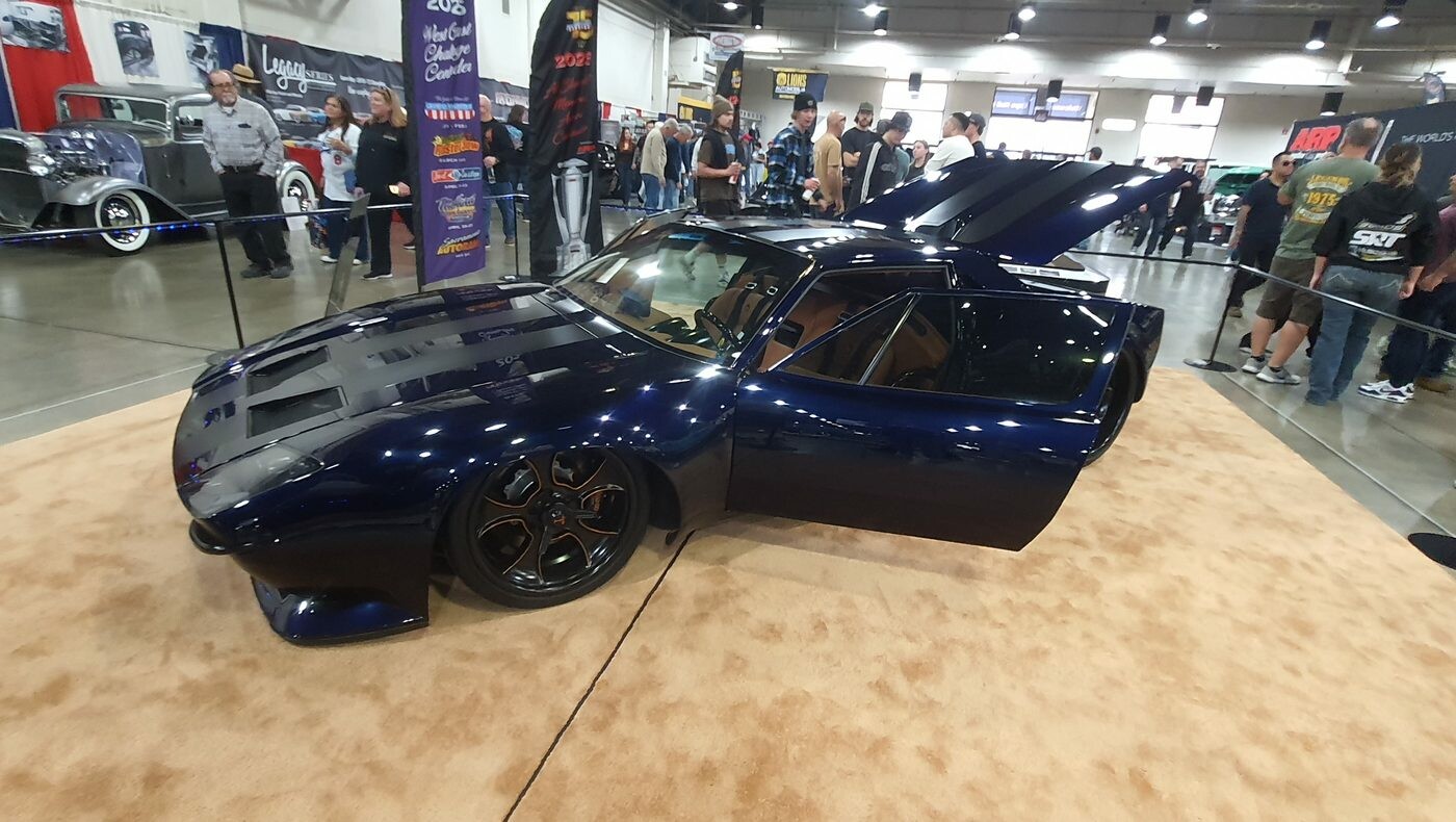 Granatowy Ford Mustang fastback z 1970 roku pro touring – poszerzone nadwozie, uchylna maska i brązowe wnętrze