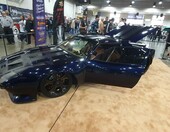 Granatowy Ford Mustang fastback z 1970 roku pro touring – poszerzone nadwozie, uchylna maska i brązowe wnętrze – zdjęcie 1