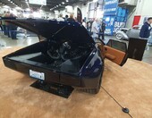 Granatowy Ford Mustang fastback z 1970 roku pro touring – poszerzone nadwozie, uchylna maska i brązowe wnętrze – zdjęcie 2
