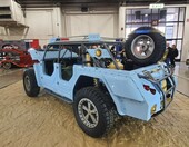 Błękitna pustynna terenówka na ramie rurowej – współczesny „prerunner” w stylu klasycznego Bronco w hali zlotu – zdjęcie 2