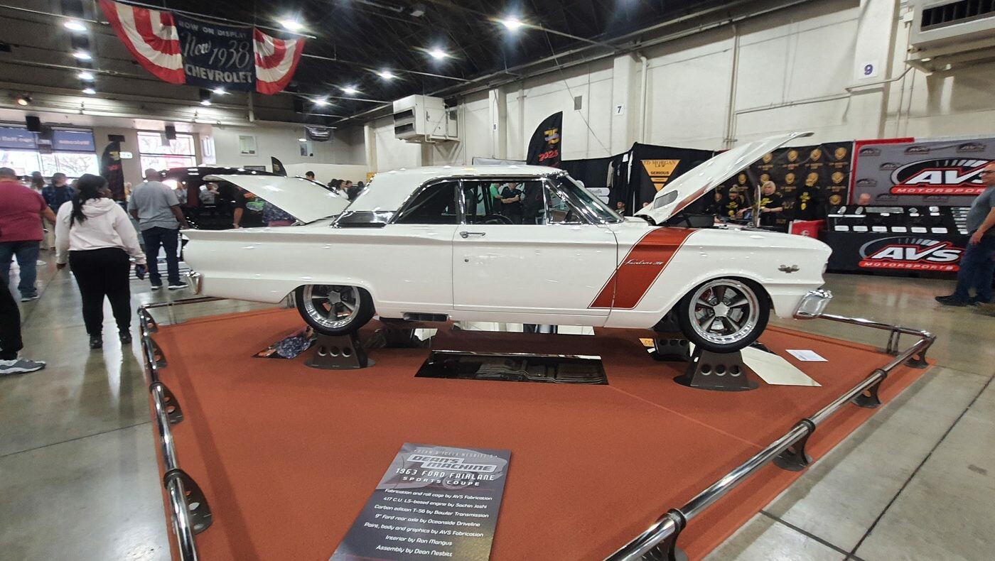 Biały Ford Fairlane Sports Coupe z 1963 roku pro touring – 427 cali, ręczna skrzynia i miedziany pas na podnośnikach