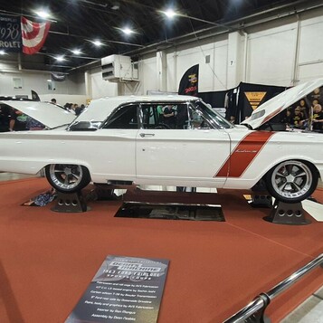 Biały Ford Fairlane Sports Coupe z 1963 roku pro touring – 427 cali, ręczna skrzynia i miedziany pas na podnośnikach