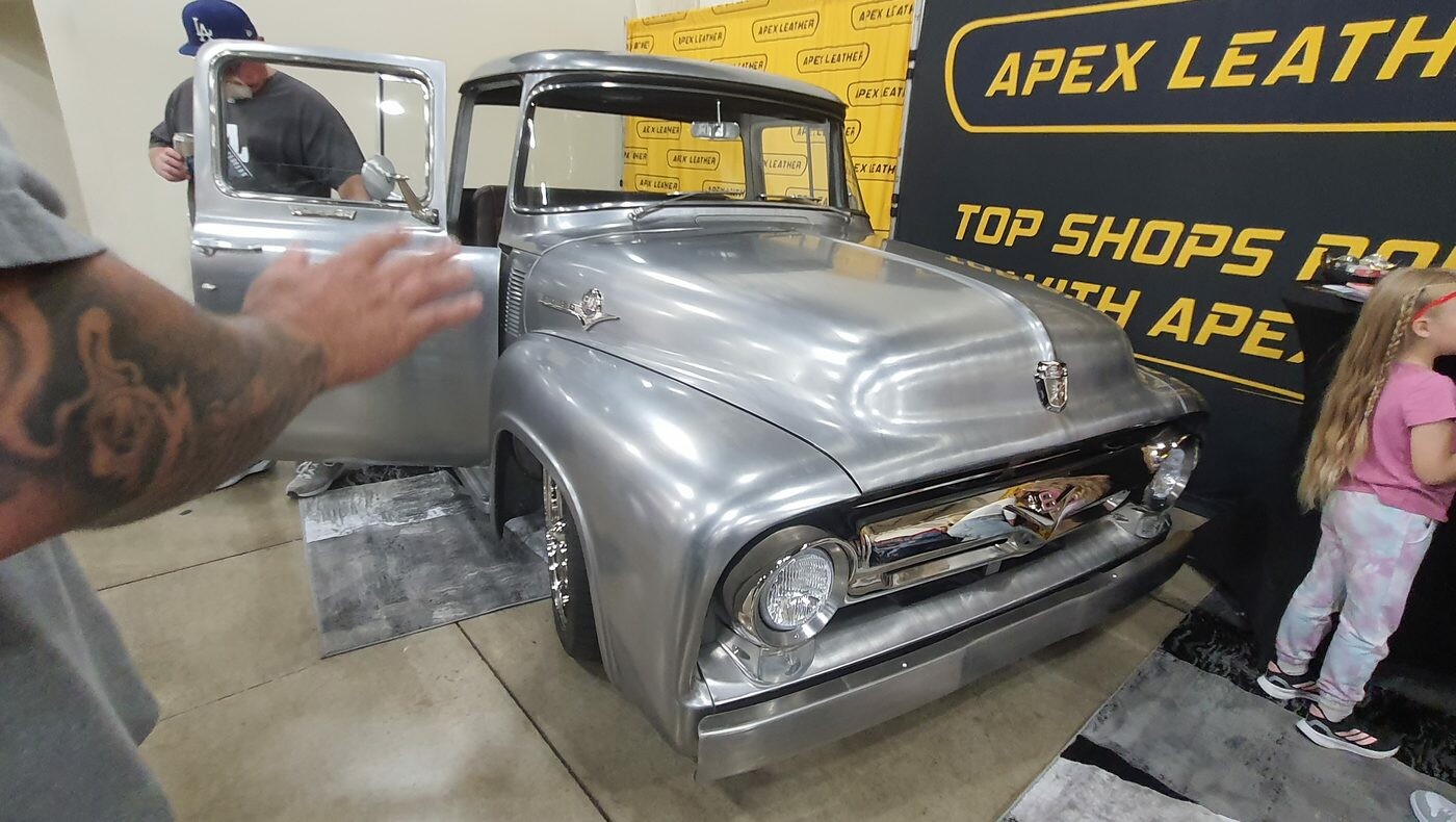Ford F-100 z 1956 roku w surowej blasze na stoisku – kabina przed lakierowaniem jako pokaz pracy blacharza