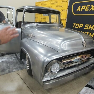 Ford F-100 z 1956 roku w surowej blasze na stoisku – kabina przed lakierowaniem jako pokaz pracy blacharza
