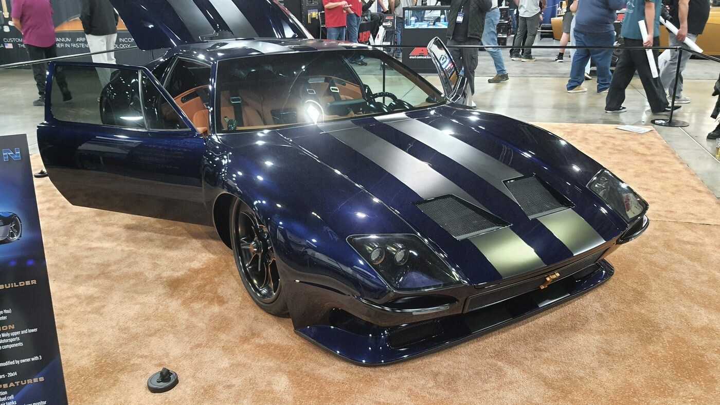 Granatowa De Tomaso Pantera ze srebrnymi pasami – włosko-amerykańskie supercar z lat 70. w hali zlotu