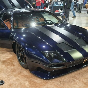 Granatowa De Tomaso Pantera ze srebrnymi pasami – włosko-amerykańskie supercar z lat 70. w hali zlotu