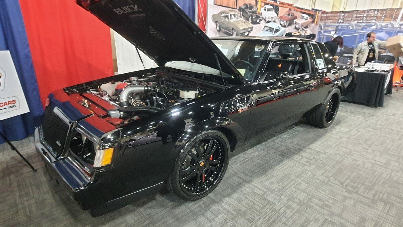 Czarny Buick Grand National z 1987 roku z otwartą maską – turbo V6, które biło Corvette