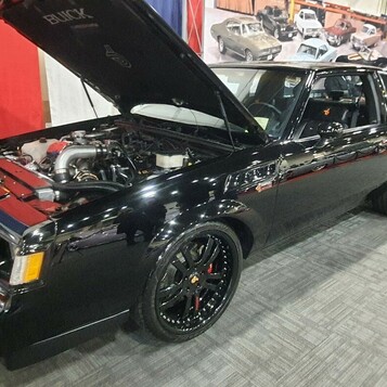 Czarny Buick Grand National z 1987 roku z otwartą maską – turbo V6, które biło Corvette