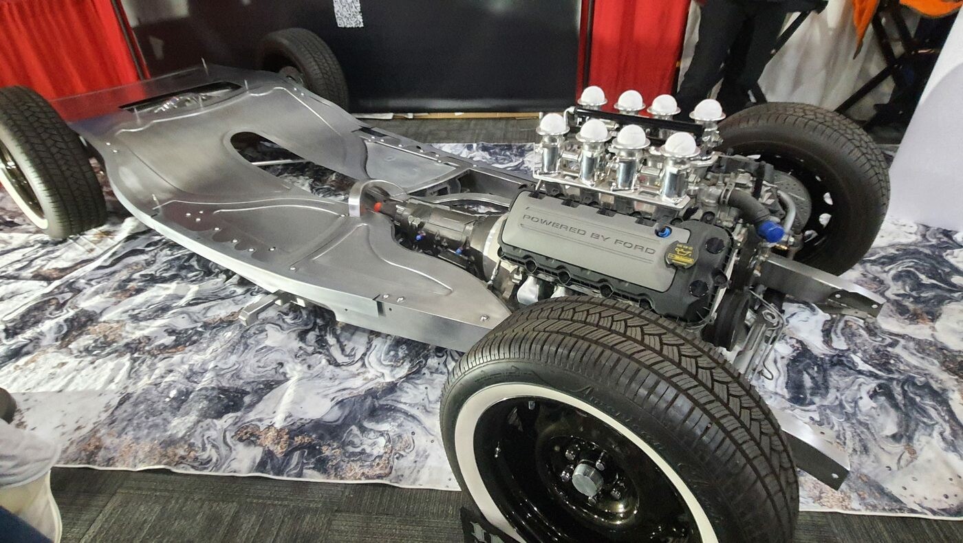 Gotowe podwozie do hot roda z silnikiem i trąbami wtrysku – rolling chassis na stoisku w hali