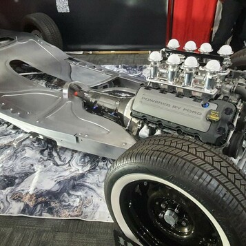 Gotowe podwozie do hot roda z silnikiem i trąbami wtrysku – rolling chassis na stoisku w hali