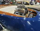 Drewniana łódź motorowa z silnikiem hot roda – mahoniowy pokład, granatowy kadłub i osiem trąb wtrysku – zdjęcie 2