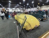 Żółty Ford kabriolet z 1940 roku z opuszczonym dachem – przedwojenny cabriolet z przodu i z tyłu w hali zlotu – zdjęcie 2