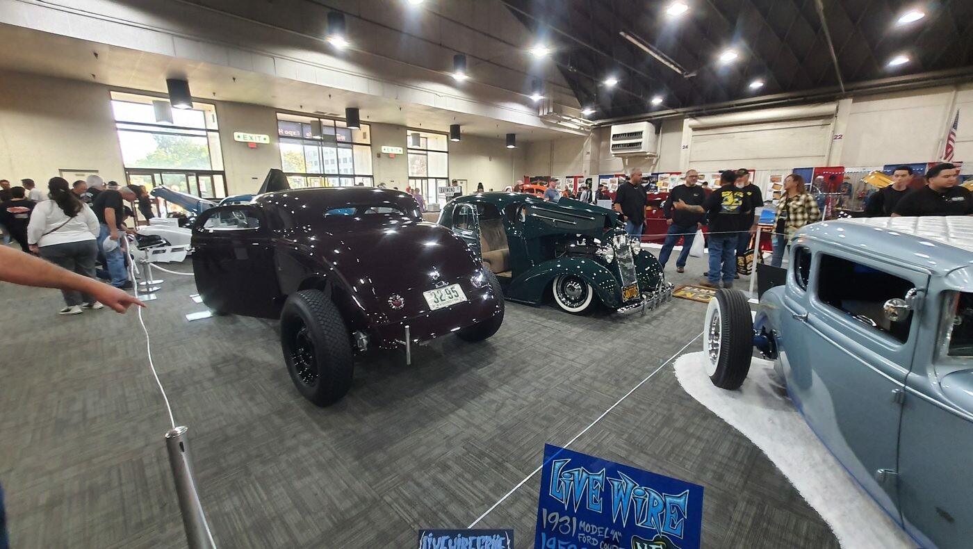 Śliwkowy Ford 3-window coupe z 1934 roku chopped w hali – tradycyjny hot rod na czarnych felgach