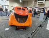 Pomarańczowy Willys coupe z 1941 roku street rod – z przodu i z tyłu za sznurem w hali zlotu – zdjęcie 2